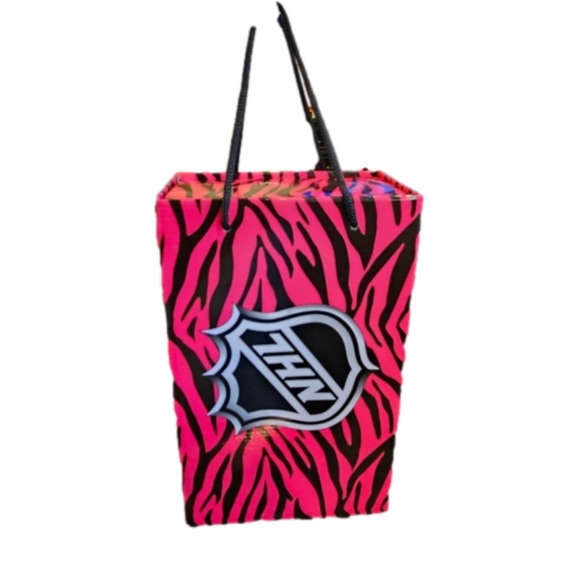 NHL Boston Bruins Cuce Shoes Jewel Embellished Slip On Shoes Size 8 - Picture 12 of 12